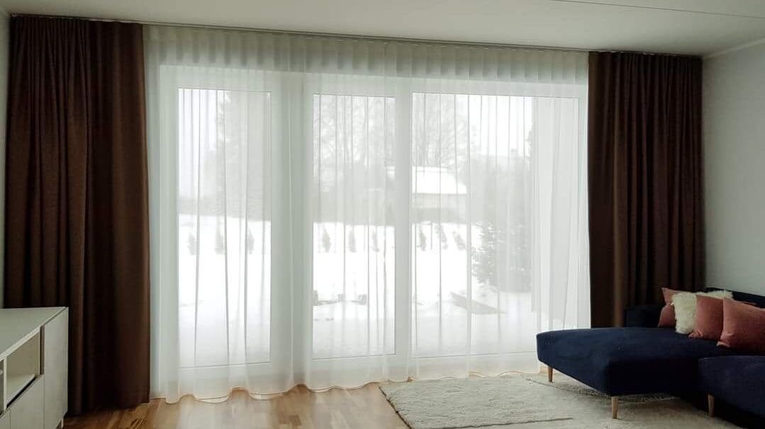 Pimendav külgkardin magamistuppa