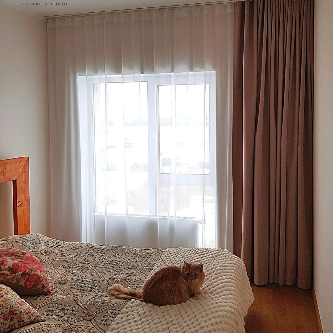 Pimendavad külgkardinad paari akendel