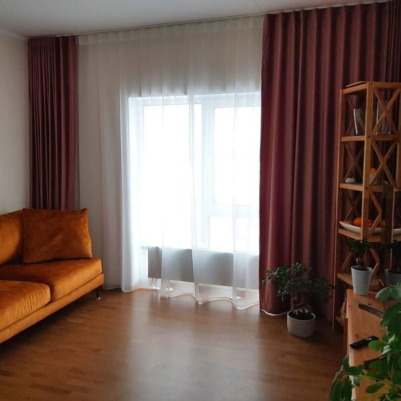 Pimendavad külgkardinad elutuppa