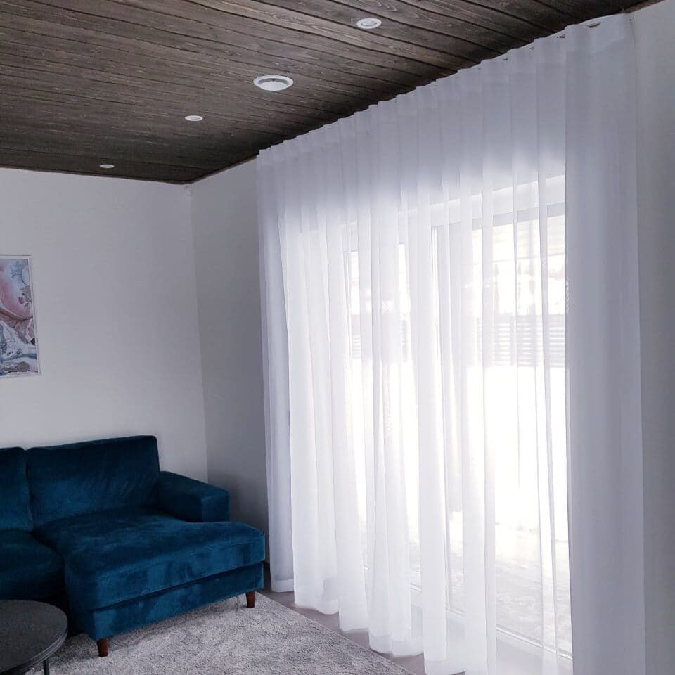 Pehme päevakardin elutoas