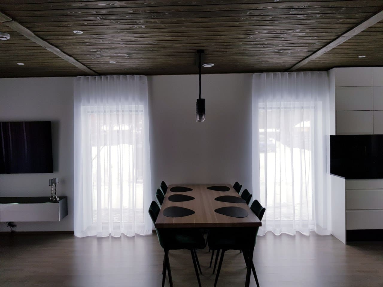 Päevakardin — avar elutuba