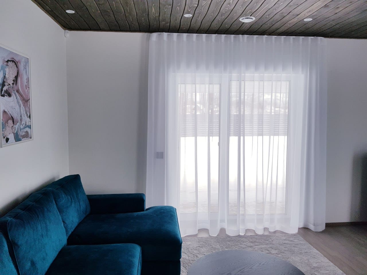 Pehme päevakardin soojas elutoas