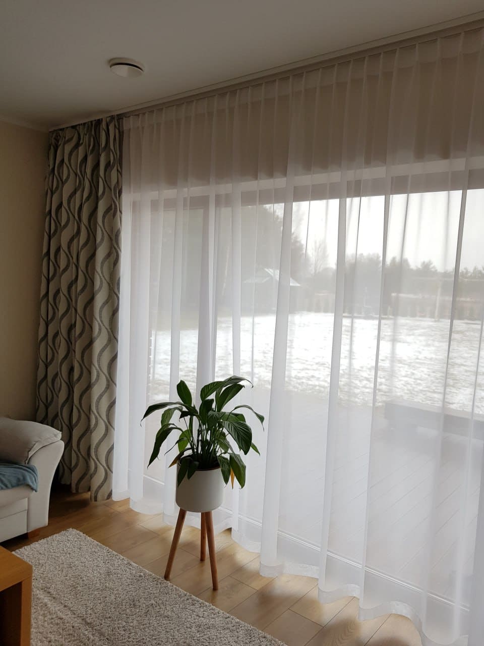 Päevakardin paaris akendel