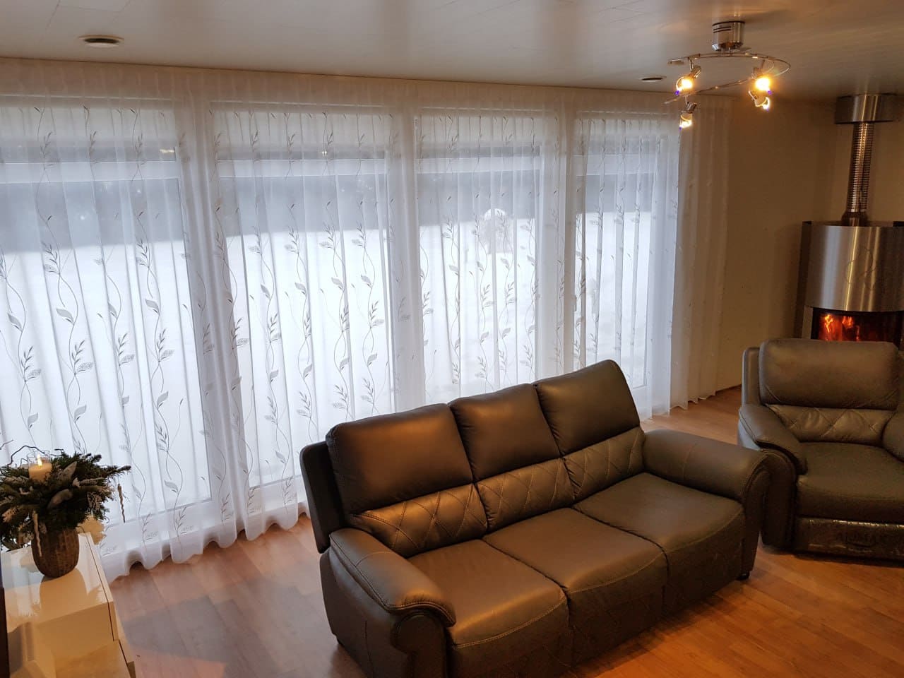 Tikandiga päevakardinad